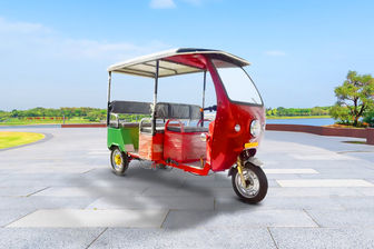 Gayatri Electric Auto Shaped E-Rickshaw vs SN Solar Energy Battery ...